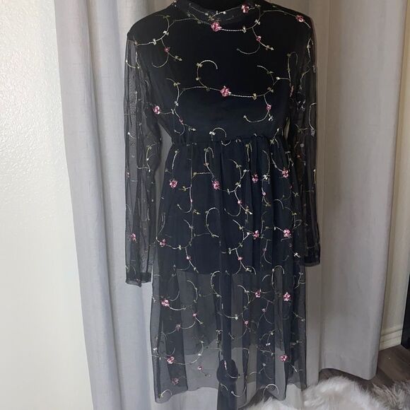 #101 Sheer lace floral top - Picture 1 of 3
